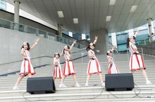 ばってん少女隊「いま、会いにゆきナス」東京・ダイバーシティ東京プラザ フェスティバル広場の様子。（撮影：田中聖太郎事務所）