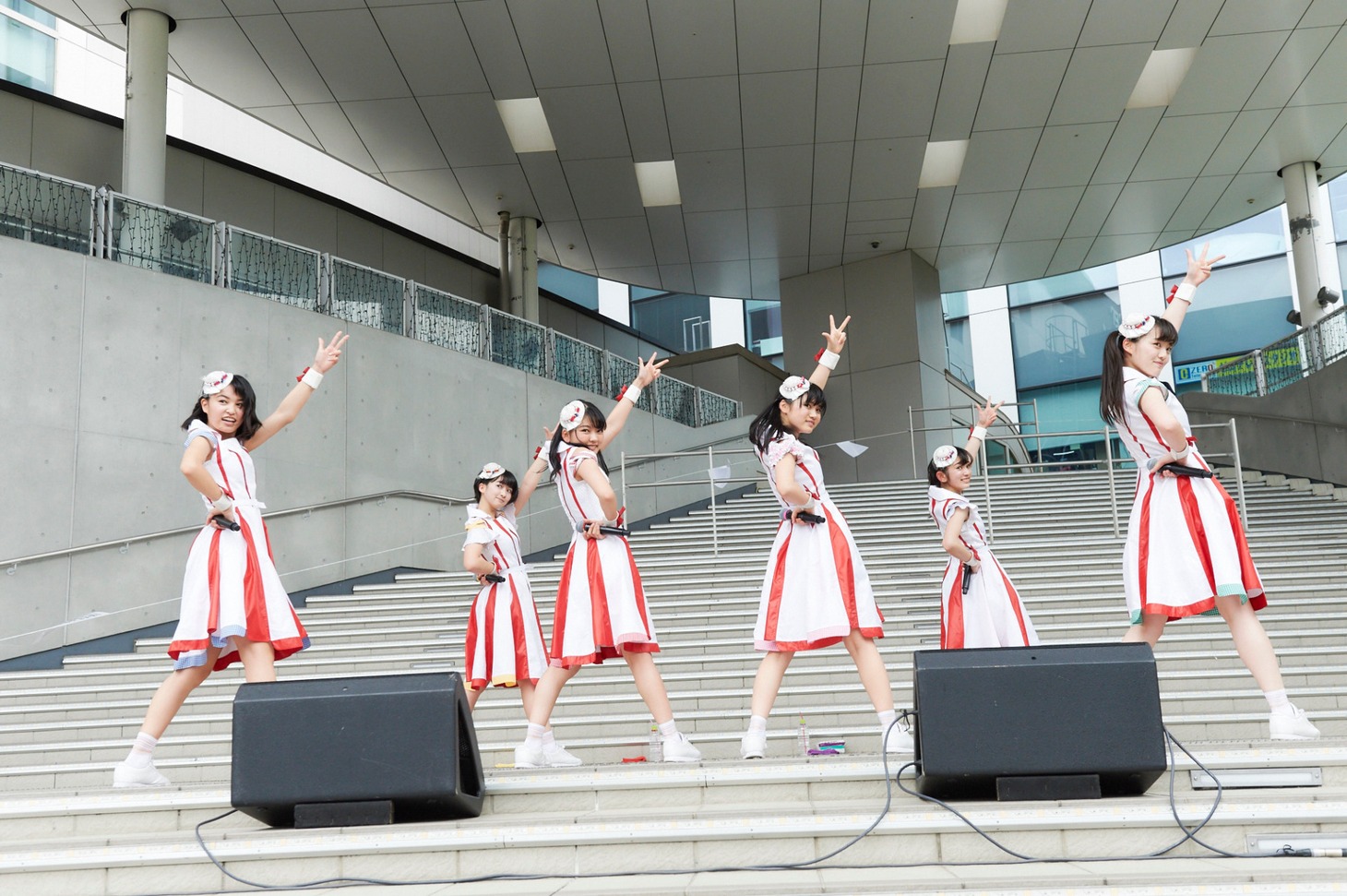 ばってん少女隊「いま、会いにゆきナス」東京・ダイバーシティ東京プラザ フェスティバル広場の様子。（撮影：田中聖太郎事務所）