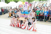 ばってん少女隊「いま、会いにゆきナス」東京・ダイバーシティ東京プラザ フェスティバル広場の様子。（撮影：田中聖太郎事務所）