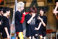 涙を見せる玲於（中央）と、彼に寄り添うメンバー。（撮影：笹森健一）