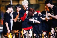 涙を見せる玲於と、彼に寄り添うメンバー。（撮影：笹森健一）