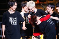 涙を見せる玲於と、彼に寄り添うメンバー。（撮影：笹森健一）