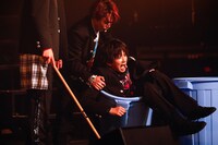 玲於のイタズラに驚く彪馬。（撮影：笹森健一）