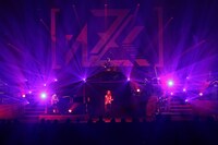 澤野弘之とDo As Infinityの共演中の様子。（Photo by Taichi Nishimaki）