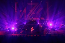 澤野弘之とDo As Infinityの共演中の様子。（Photo by Taichi Nishimaki）