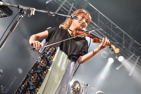 東出真緒(Violin)(撮影:高田梓)