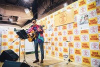 ステージに上がり、サングラスをかけた観客に気付いて戸惑う前野健太。（撮影：タイコウクニヨシ）