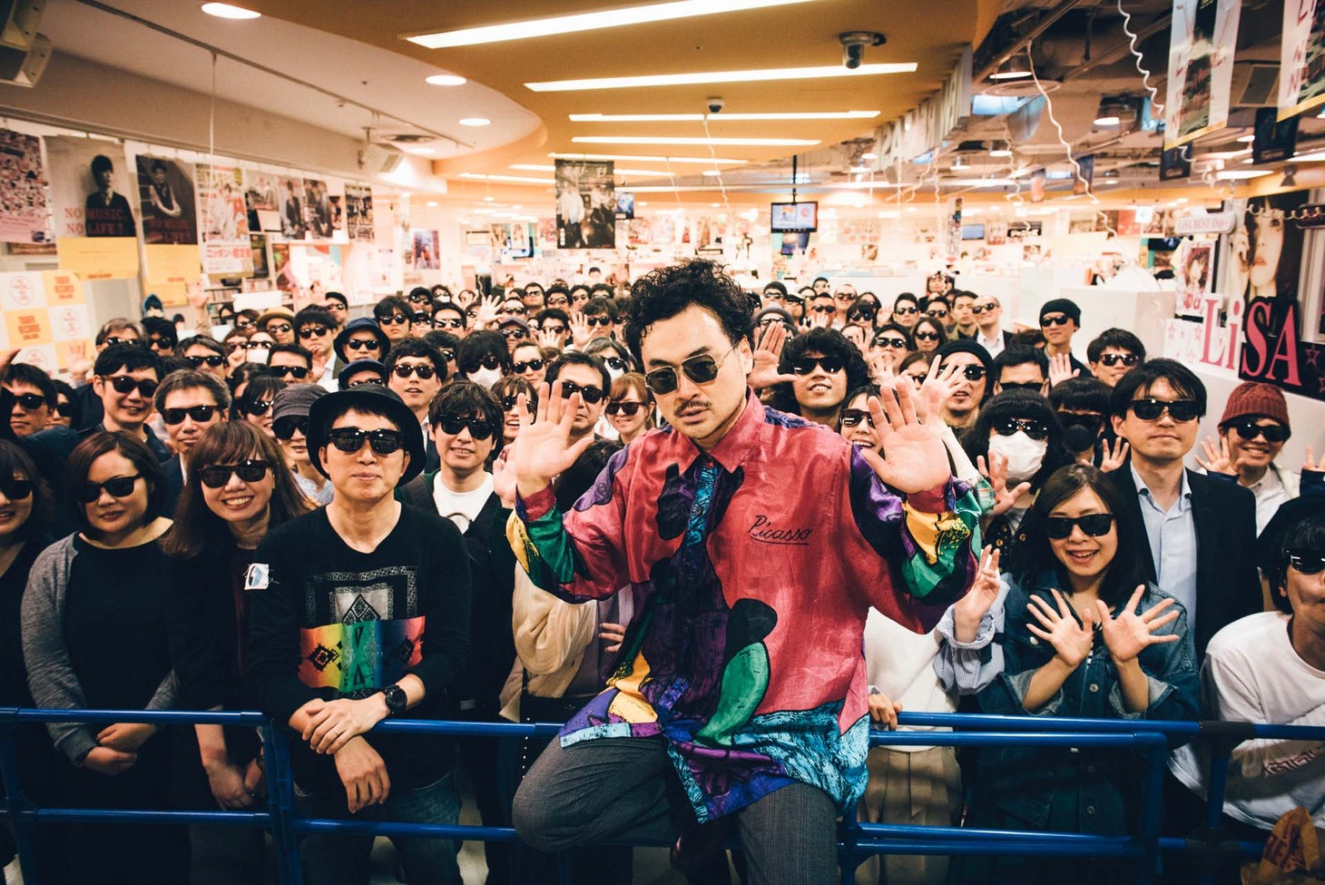 5月11日に東京・タワーレコード新宿店で行われたインストアライブの様子。（撮影：タイコウクニヨシ）