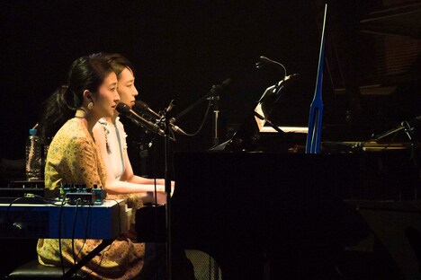 連弾する池田綾子（手前）と笹川美和（奥）。（撮影：田中聖太郎）