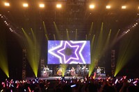 Poppin'Partyによるライブの様子。