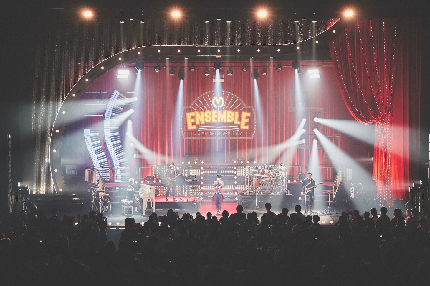 Mrs. GREEN APPLE「ENSEMBLE TOUR」東京・パルテノン多摩公演の模様。