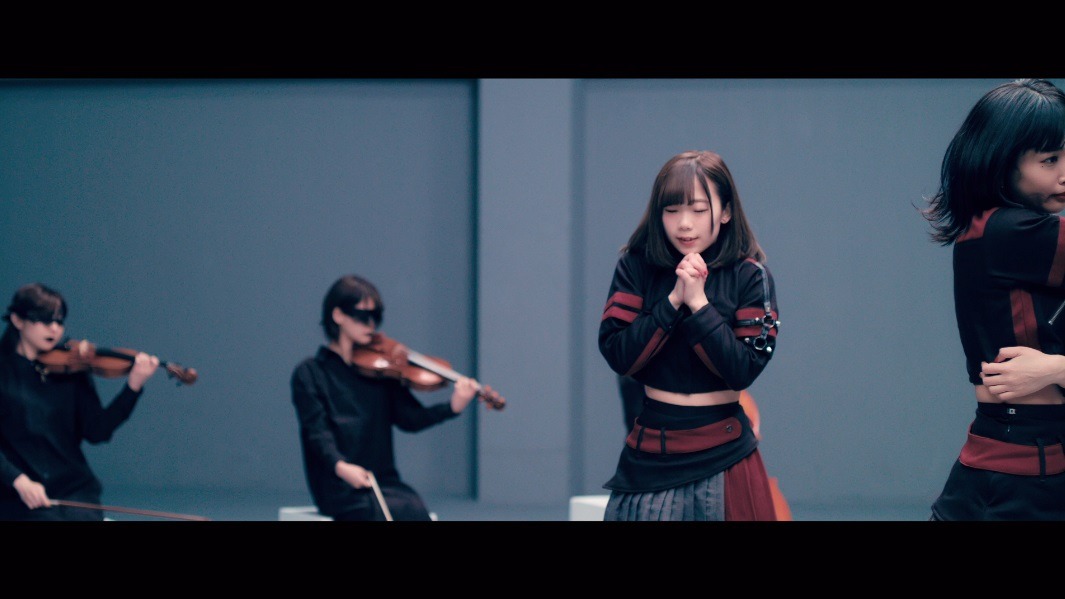 PassCode「Ray」ミュージックビデオのワンシーン。