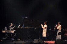 左から冨田恵一、安藤裕子、笹川美和。