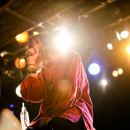 majiko、“救世主”の荒井&ホリエとアコースティックライブで共演