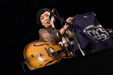 T字路sのTシャツを紹介する伊東妙子（T字路s / Vo, G）。