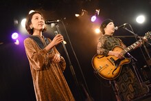 左から佐野遊穂（ハンバート ハンバート）、伊東妙子（T字路s）。