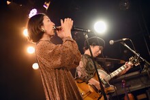 手前から佐野遊穂（ハンバート ハンバート）、伊東妙子（T字路s）。