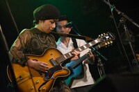 手前から伊東妙子（T字路s）、佐藤良成（ハンバート ハンバート）。