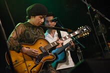 手前から伊東妙子（T字路s）、佐藤良成（ハンバート ハンバート）。