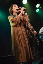 左から佐野遊穂（ハンバート ハンバート）、伊東妙子（T字路s）。