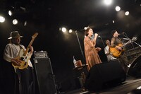 T字路sとハンバート ハンバートによるコラボレーションの様子。