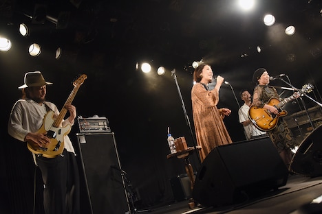 T字路sとハンバート ハンバートによるコラボレーションの様子。