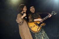 左から佐野遊穂（ハンバート ハンバート）、伊東妙子（T字路s）。