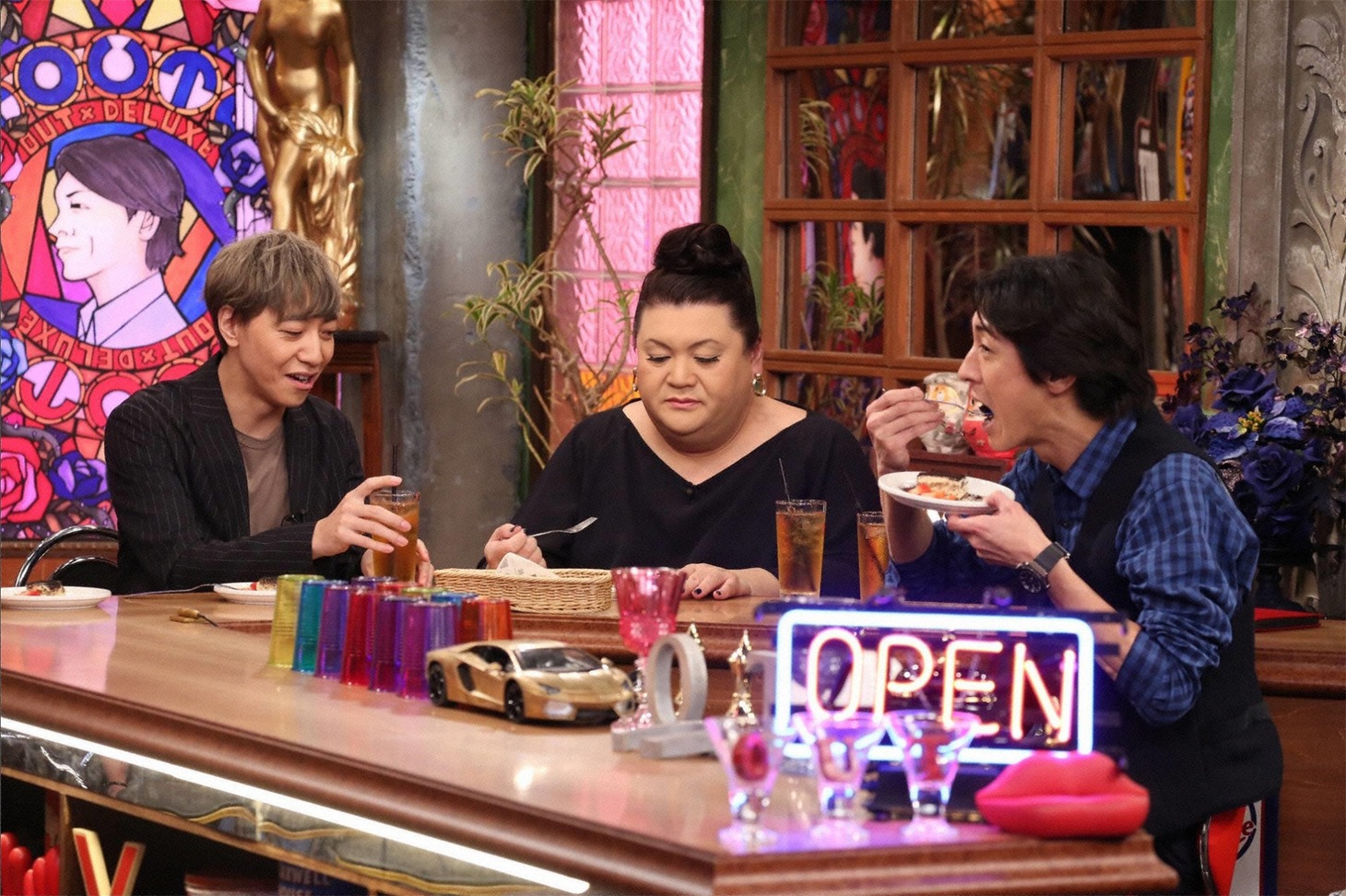 左から田中隼人（agehasprings）、マツコ・デラックス、矢部浩之（ナインティナイン）。(c) フジテレビ