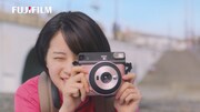 「instax SQUARE SQ6」テレビCMのワンシーン。