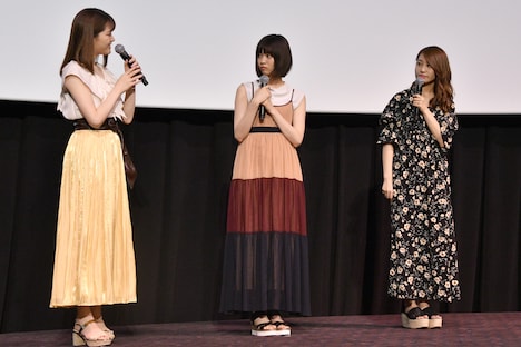 松村沙友理（左）の話を聞く西野七瀬（中央）と桜井玲香（右）。