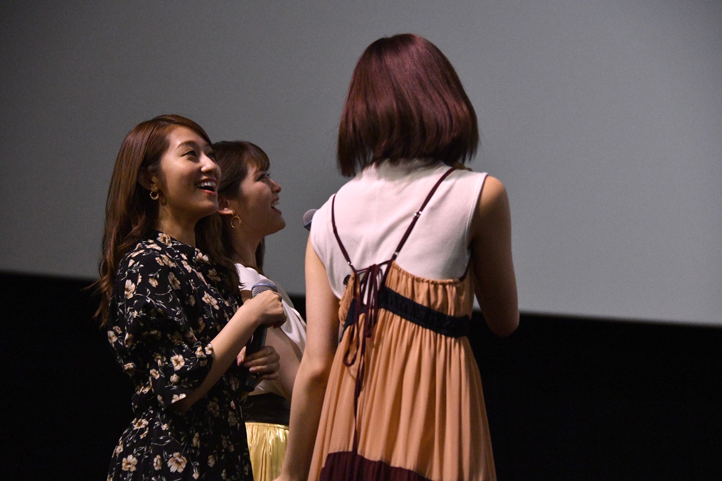 桜井玲香の誕生日を祝うサプライズ映像を観る3人。