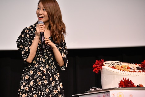バースデーケーキに笑顔を浮かべる桜井玲香。