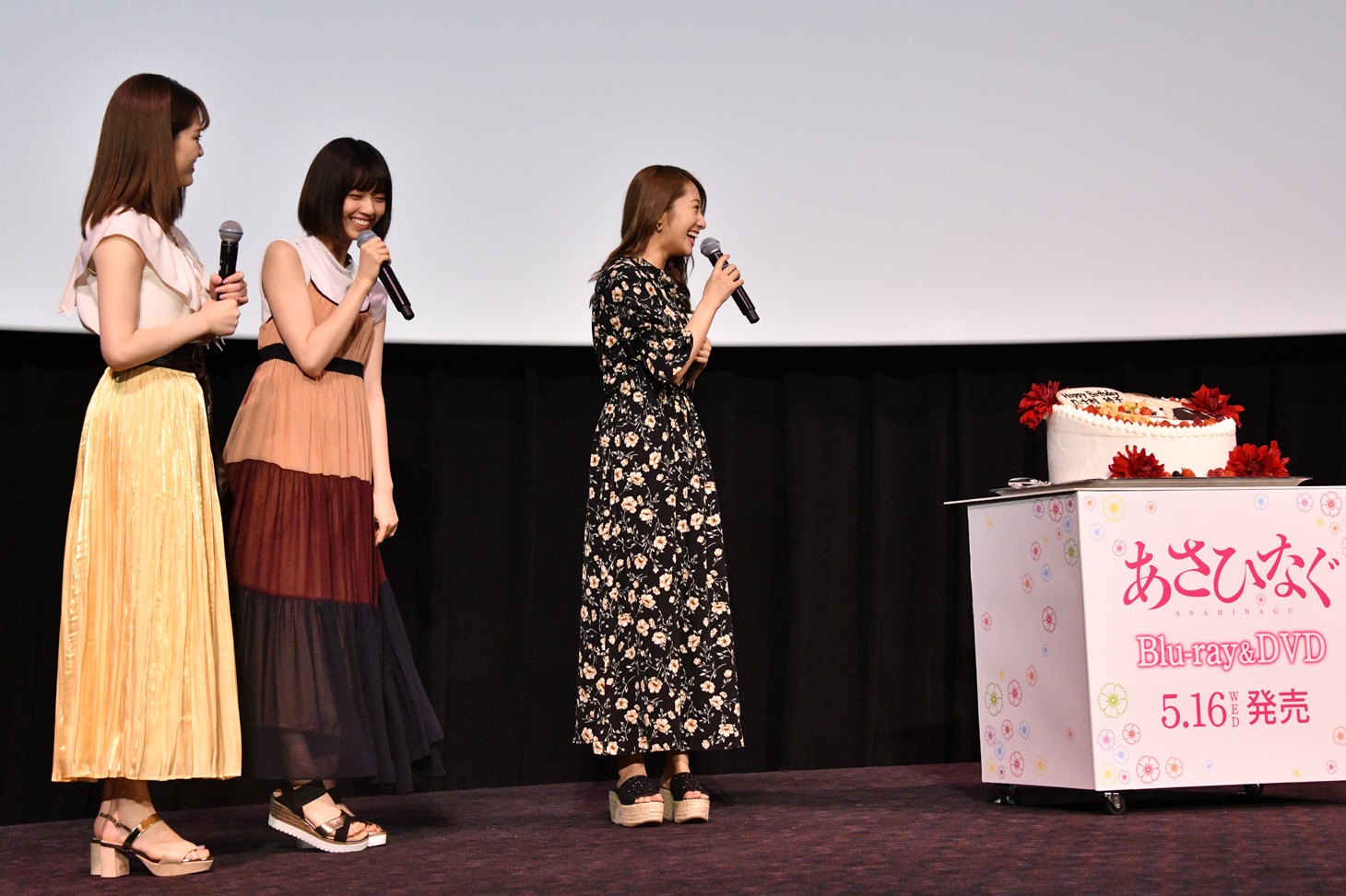 運び込まれたバースデーケーキに驚く桜井玲香（中央）。