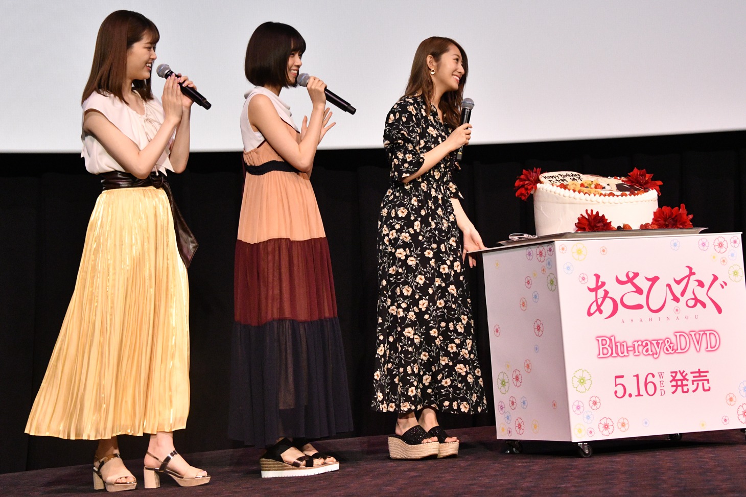 桜井玲香（右）を祝福する松村沙友理（左）と西野七瀬（中央）。