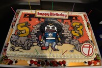 奥田民生のために用意されたバースデーケーキ。（撮影：三浦憲治）