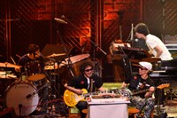 アンコールでケーキを囲んでセッションする奥田民生。（撮影：三浦憲治）