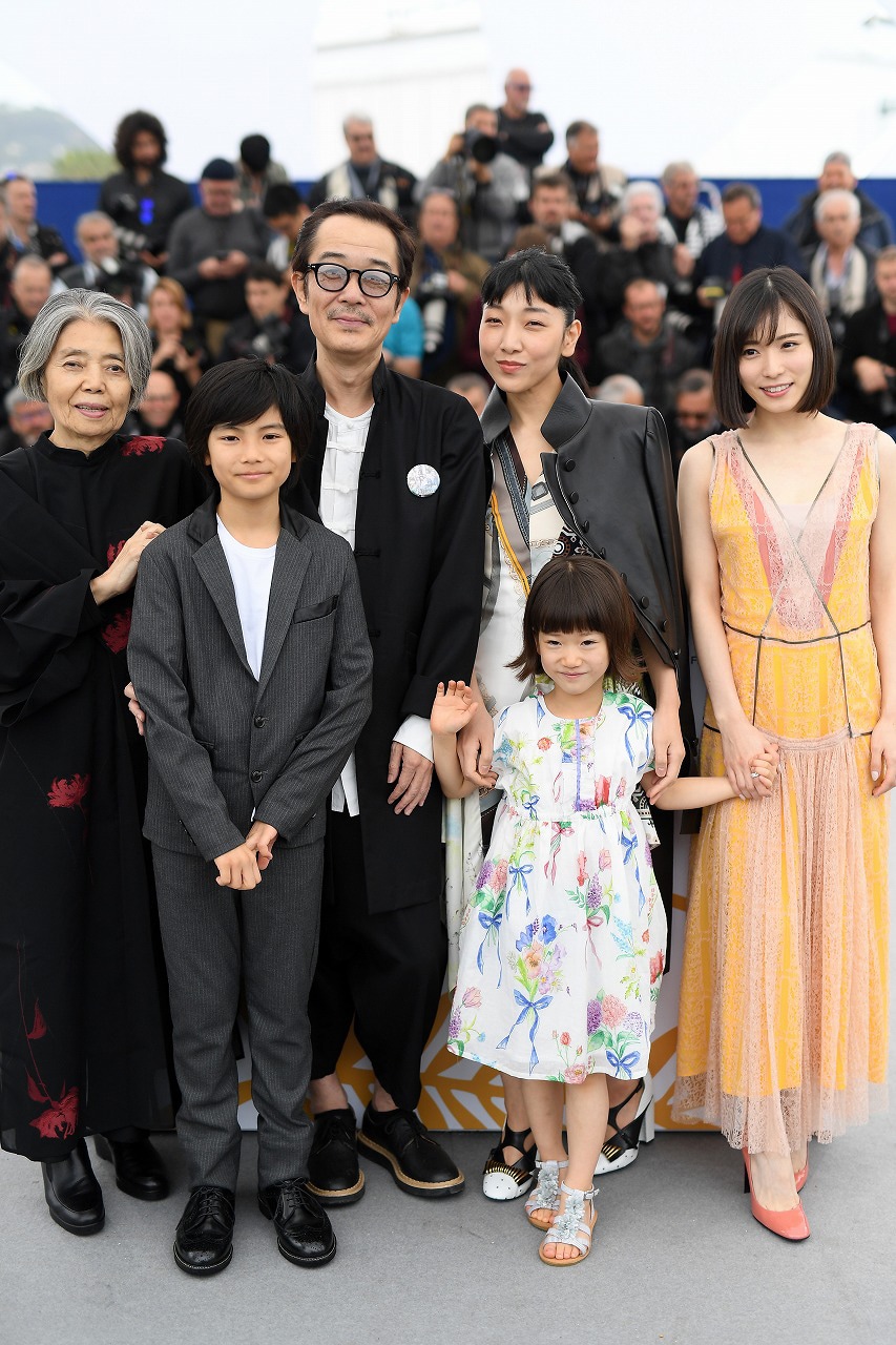 「第71回カンヌ国際映画祭」での「万引き家族」フォトコールの様子。