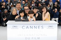 「第71回カンヌ国際映画祭」での「万引き家族」公式会見の様子。
