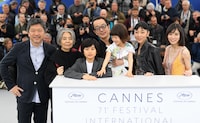 「第71回カンヌ国際映画祭」での「万引き家族」公式会見の様子。