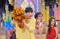 “ひょっこり”ポーズをする和田アキ子とひょっこりはん。(c) 読売テレビ