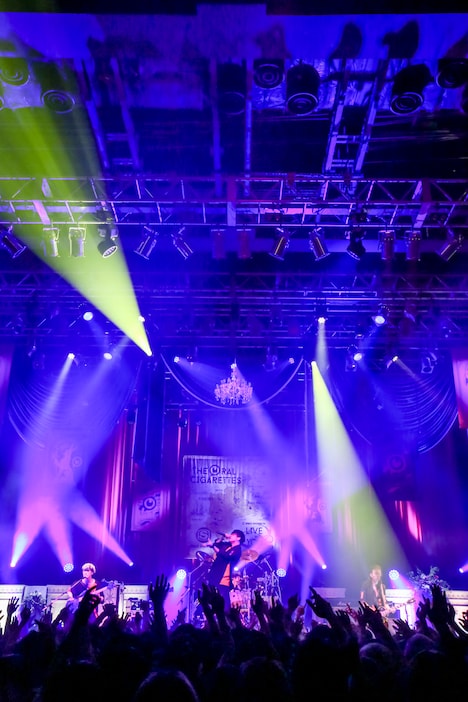 THE ORAL CIGARETTES「SPACE SHOWER TV "LIVE with YOU" ～THE ORAL CIGARETTES～ supported by uP!!!」の様子。（Photo by Viola Kam[V’z Twinkle]）