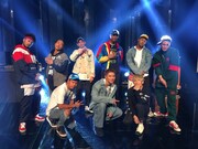 EXILE SHOKICHI（中央）とダンサー。