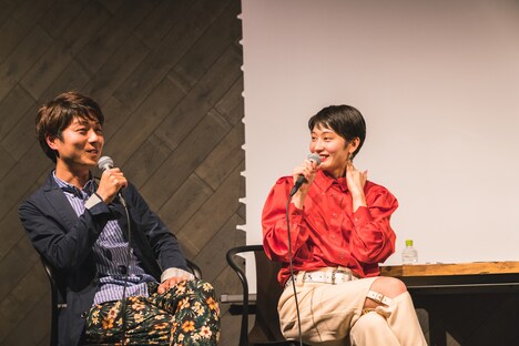 左からケンモチヒデフミ、コムアイ。（Photo by Mariko Kurose）