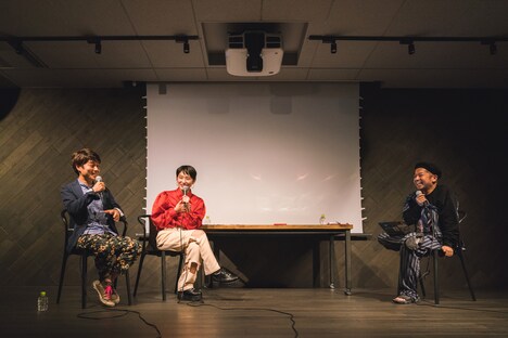 左からケンモチヒデフミ、コムアイ、三宅正一。（Photo by Mariko Kurose）