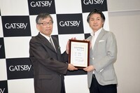 左から日本記念日協会の加瀬清志代表理事、株式会社マンダムの内山健司執行役員。