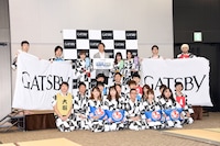 須田亜香里、松村香織、古畑奈和、株式会社マンダムの内山健司執行役員、「スポーツまくら投げ」の選手たち。