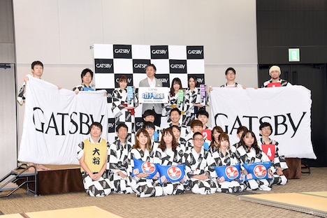 須田亜香里、松村香織、古畑奈和、株式会社マンダムの内山健司執行役員、「スポーツまくら投げ」の選手たち。