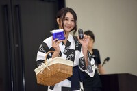 GATSBYのデオドラント商品を持つ古畑奈和。