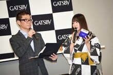 GATSBYのデオドラント商品について説明する松村香織（右）。