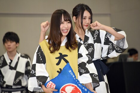 「スポーツまくら投げ」の試合に臨む松村香織（左）、古畑奈和（右）。